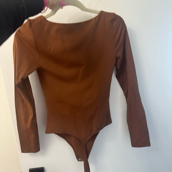 Babaton Contour Bodysuit in cognac size S - Picture 2 of 3